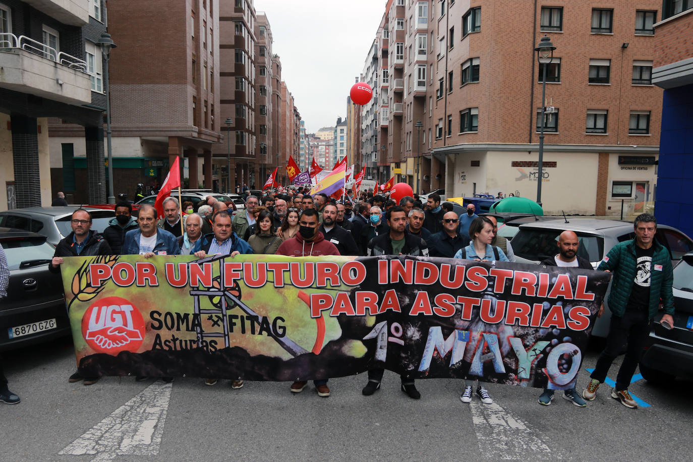 UGT y CC OO reclaman en Avilés una subida salarial para hacer frente a la crisis.