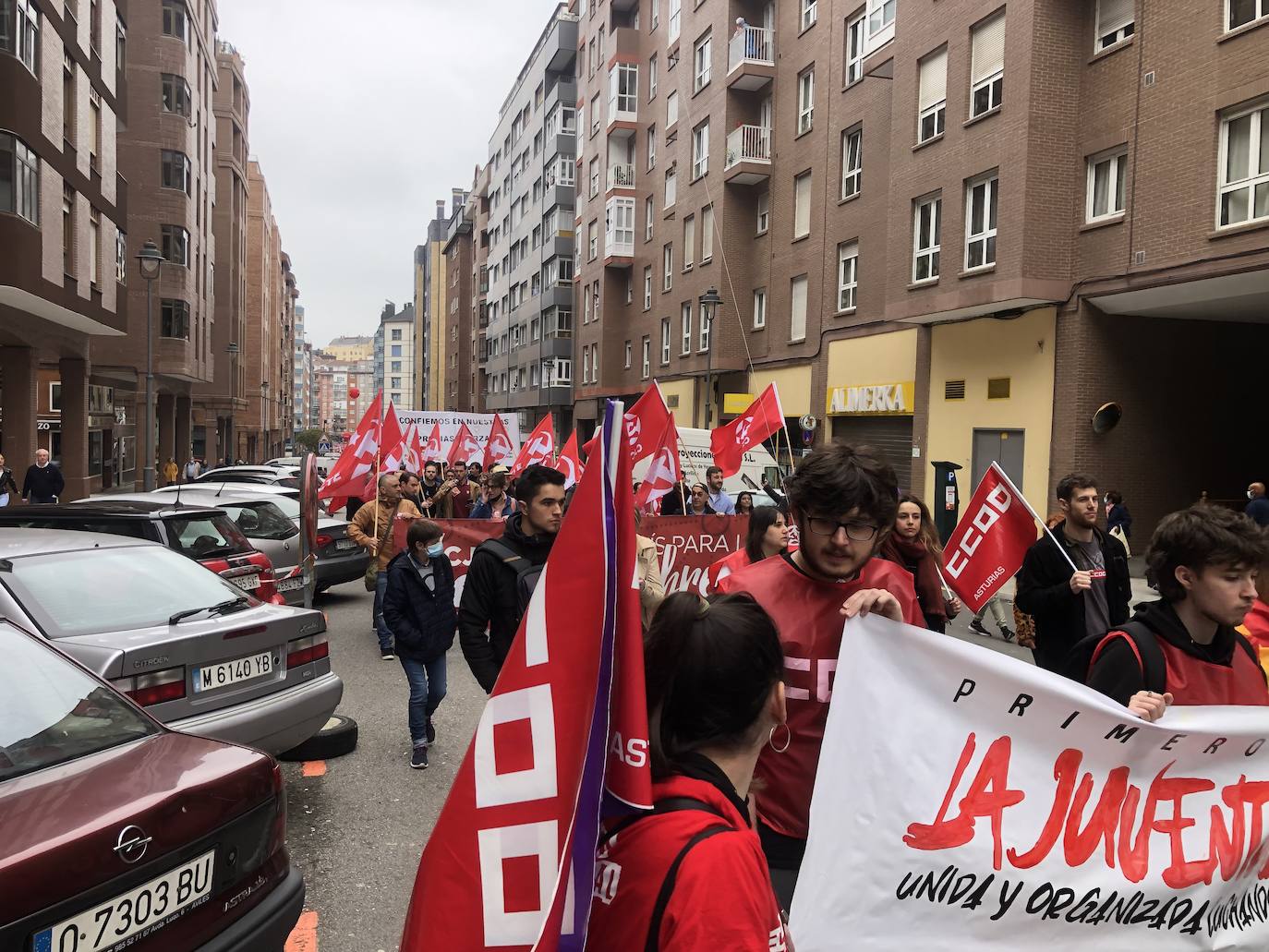 UGT y CC OO reclaman en Avilés una subida salarial para hacer frente a la crisis.