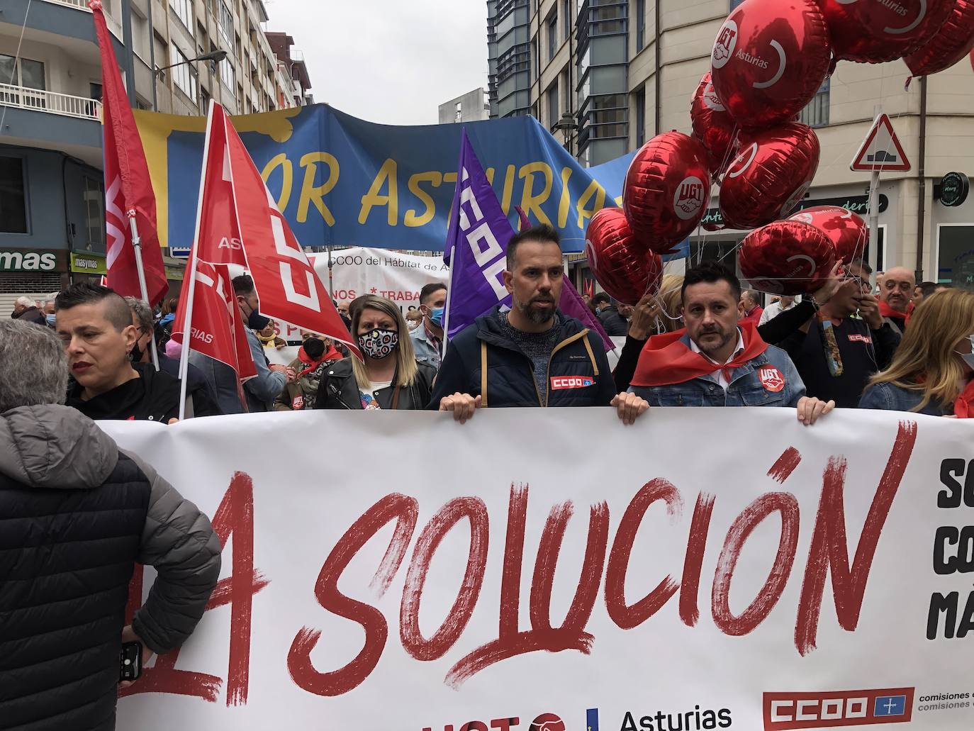 UGT y CC OO reclaman en Avilés una subida salarial para hacer frente a la crisis.