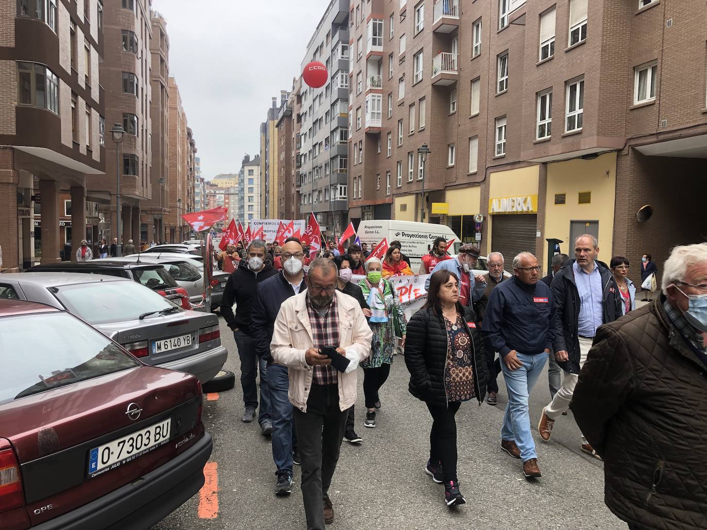 UGT y CC OO reclaman en Avilés una subida salarial para hacer frente a la crisis.