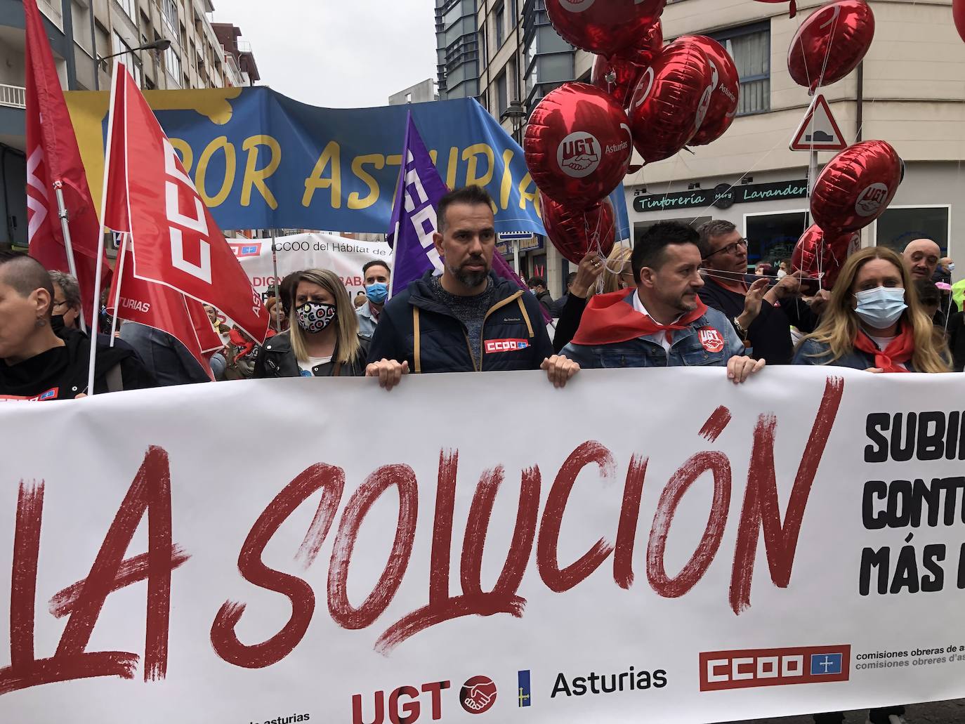 UGT y CC OO reclaman en Avilés una subida salarial para hacer frente a la crisis.