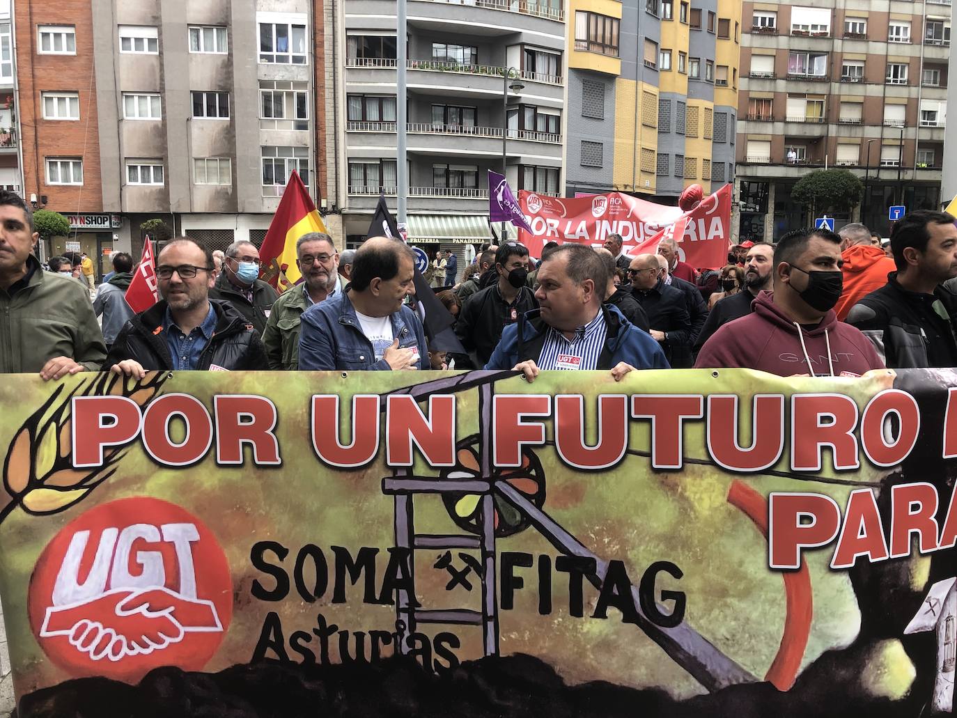 UGT y CC OO reclaman en Avilés una subida salarial para hacer frente a la crisis.