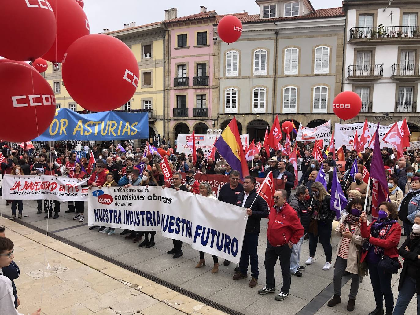 UGT y CC OO reclaman en Avilés una subida salarial para hacer frente a la crisis.
