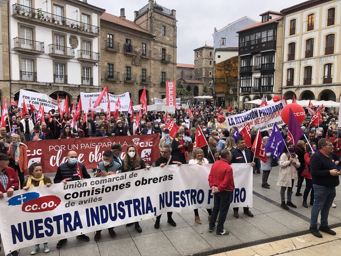 UGT y CC OO reclaman en Avilés una subida salarial para hacer frente a la crisis.