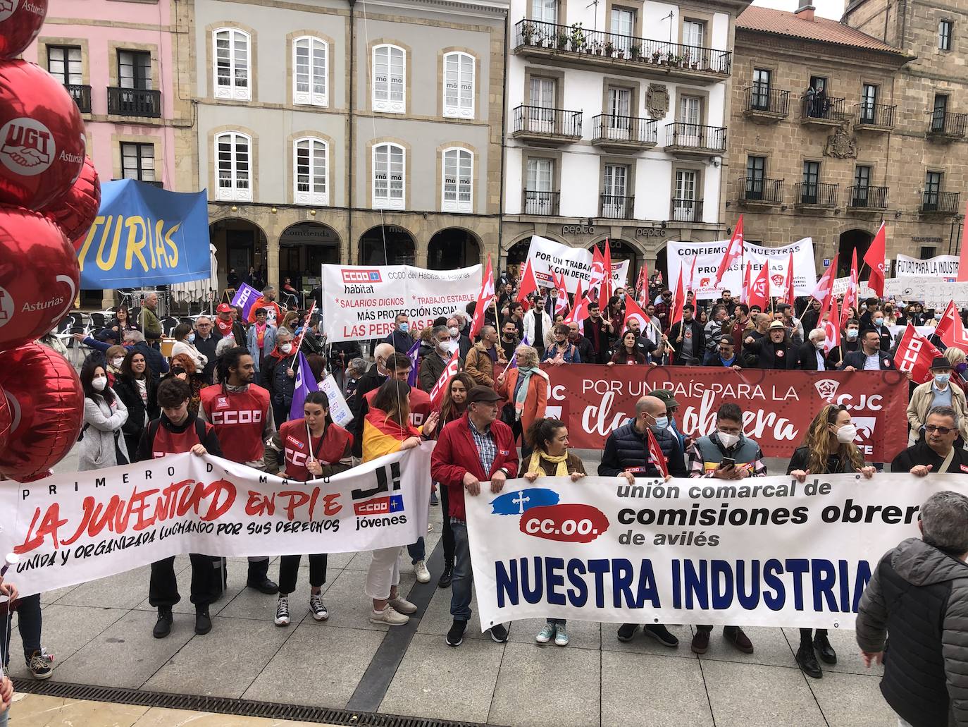 UGT y CC OO reclaman en Avilés una subida salarial para hacer frente a la crisis.