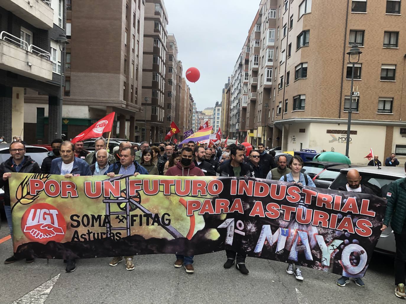 UGT y CC OO reclaman en Avilés una subida salarial para hacer frente a la crisis.