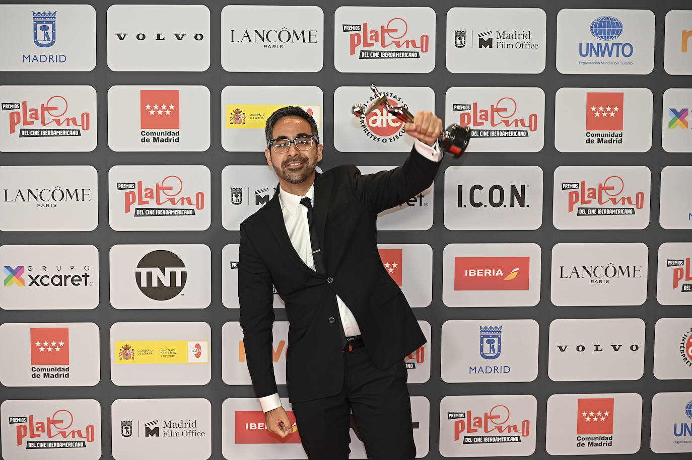 La película 'El buen patrón' y la serie argentina 'El Reino' se han hecho con los galardones más codiciados de los Premios Platino, certamen que recompensa lo mejor del mundo audiovisual iberoamericano. También tuvo una buena noche 'Madres paralelas'. La última colaboración de Pedro Almodóvar con Penélope Cruz se llevó tres premios. 