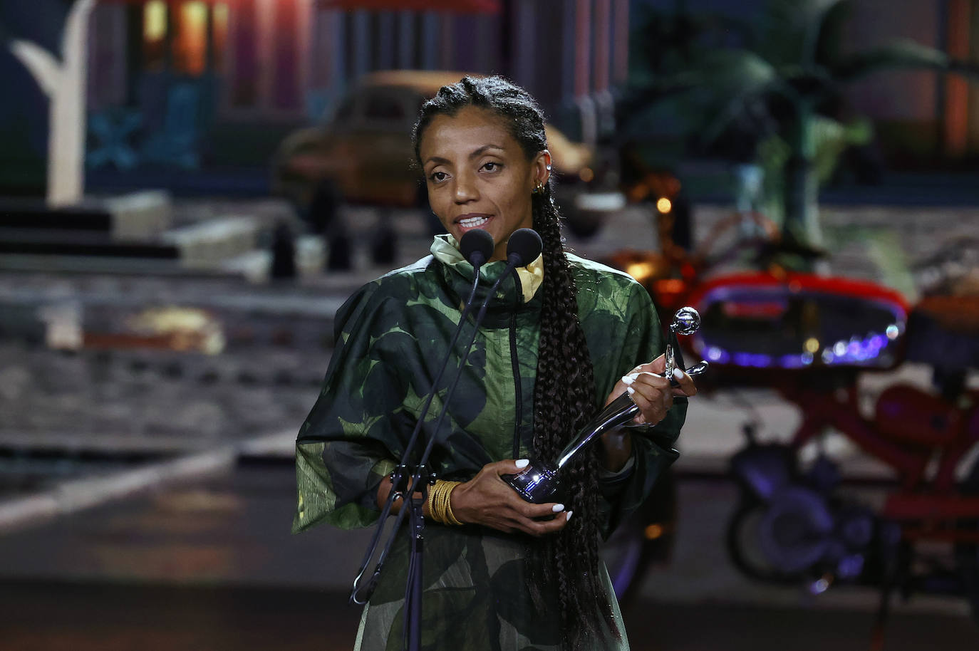 La película 'El buen patrón' y la serie argentina 'El Reino' se han hecho con los galardones más codiciados de los Premios Platino, certamen que recompensa lo mejor del mundo audiovisual iberoamericano. También tuvo una buena noche 'Madres paralelas'. La última colaboración de Pedro Almodóvar con Penélope Cruz se llevó tres premios. 