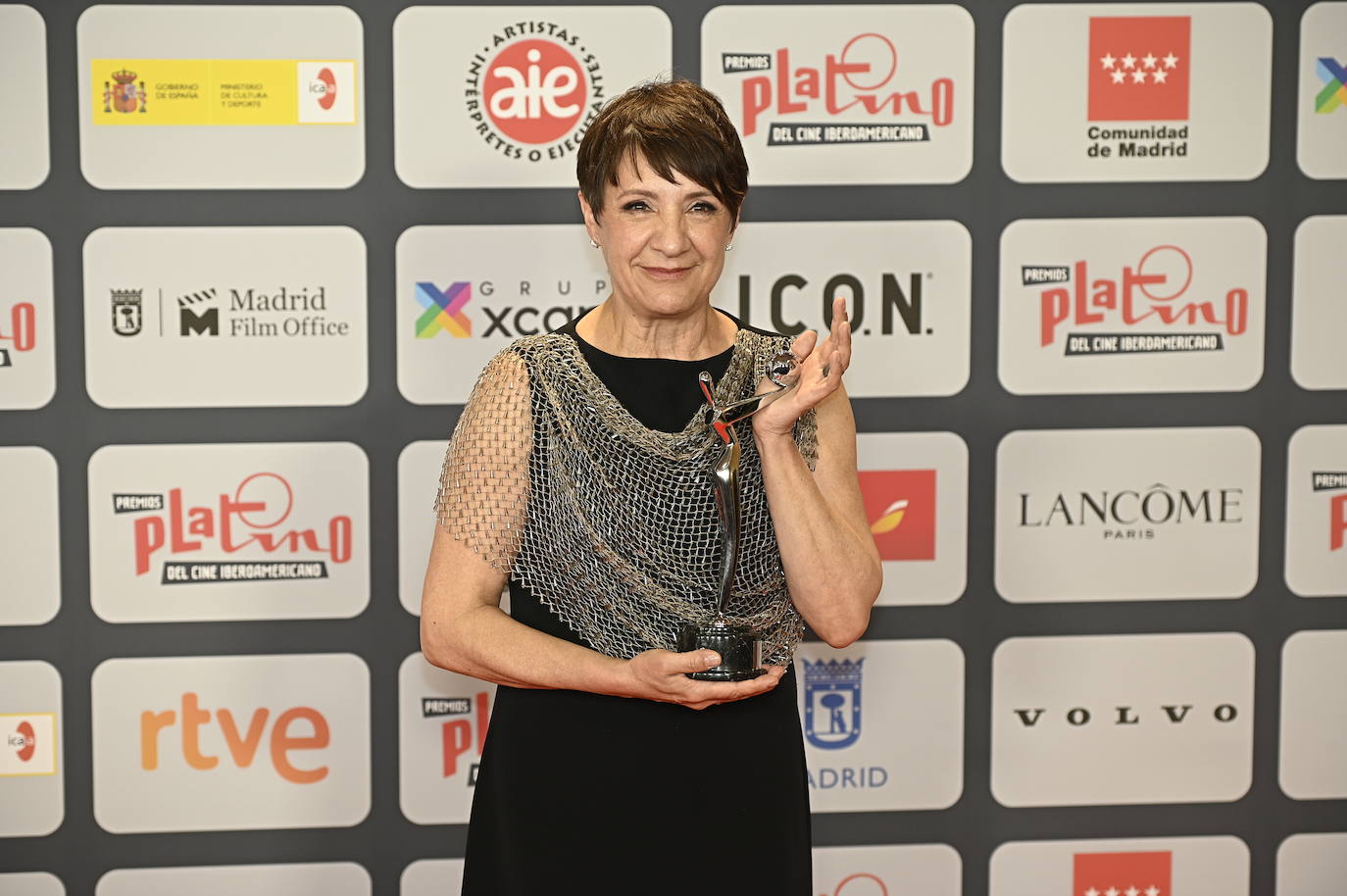 La película 'El buen patrón' y la serie argentina 'El Reino' se han hecho con los galardones más codiciados de los Premios Platino, certamen que recompensa lo mejor del mundo audiovisual iberoamericano. También tuvo una buena noche 'Madres paralelas'. La última colaboración de Pedro Almodóvar con Penélope Cruz se llevó tres premios. 