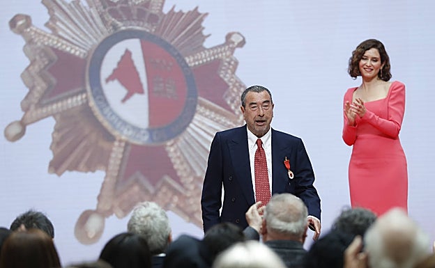Garci recibe el aplauso de Ayuso tras recibir su medalla de oro.