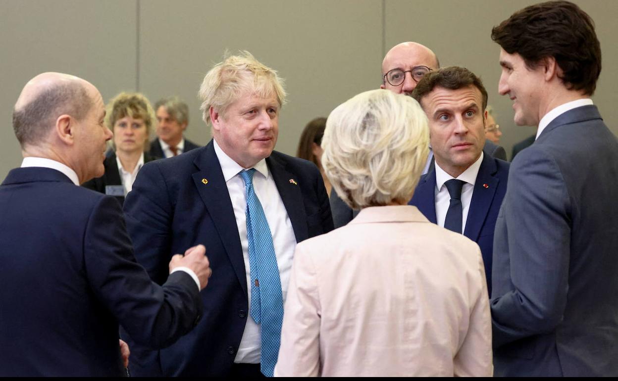 El presidente de Reino Unido, Boris Johnson, junto a su homólogo francés, Emmanuel Macron. 