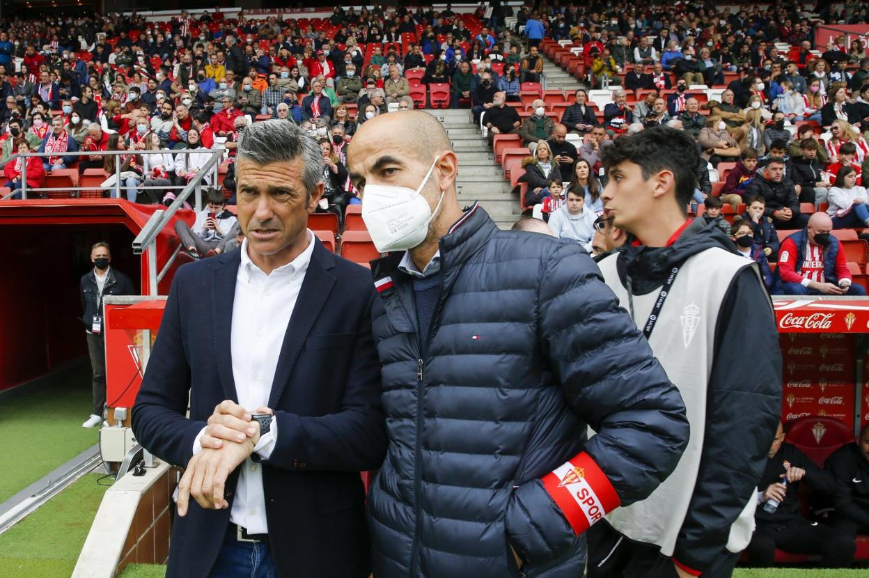 Martí ajusta el reloj antes del comienzo del último partido en El Molinón, junto al delegado sportinguista Mario Cotelo.