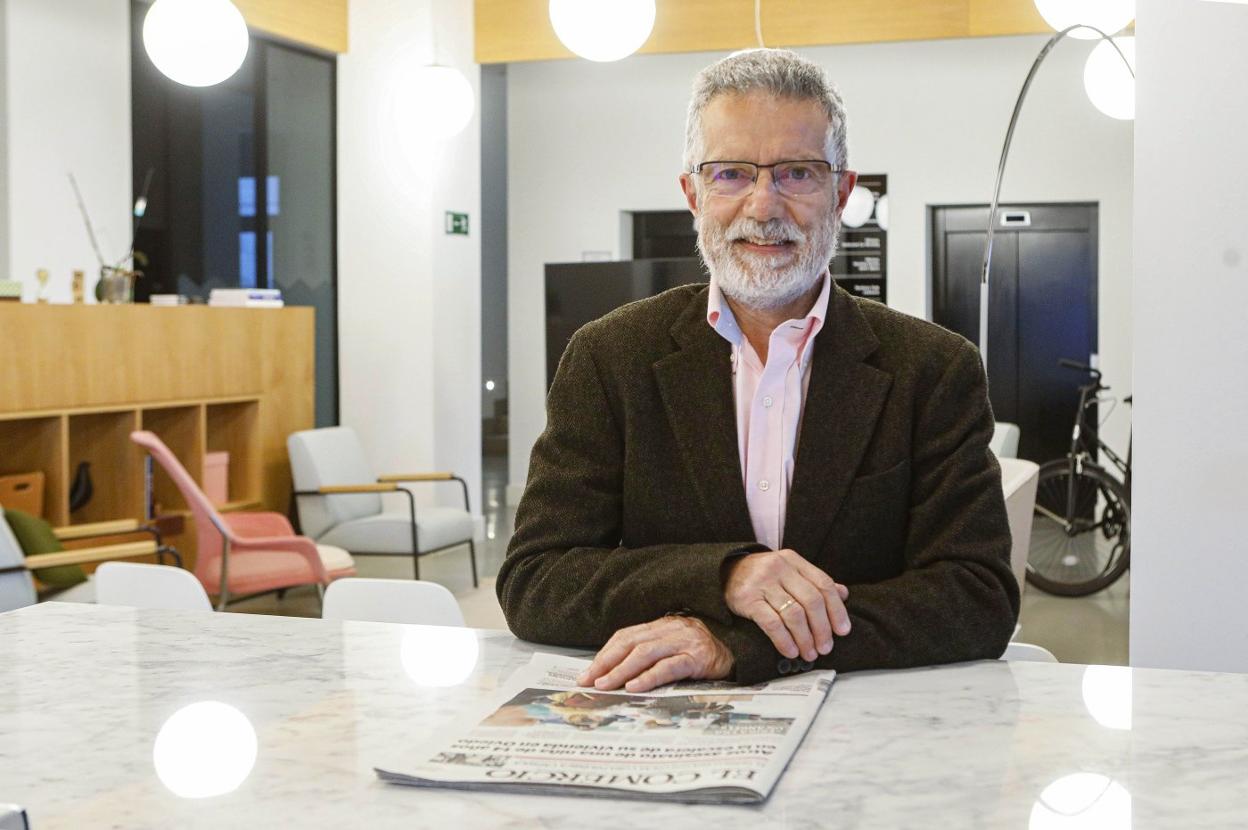 El neurólogo Dionisio Fernández Uría, en el hall del edificio Spaces, donde se encuentra la sede de EL COMERCIO. 