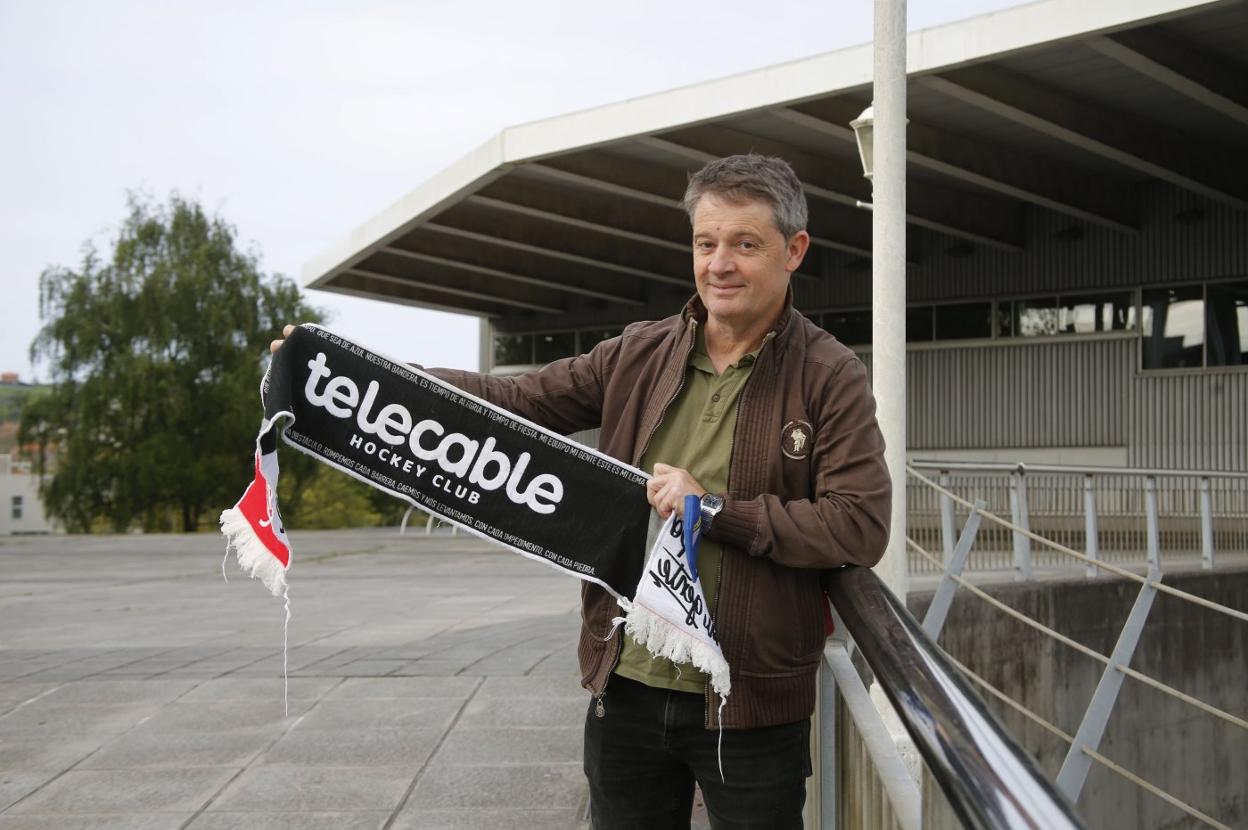 El técnico del Telecable Hockey, Fernando Sierra, en el exterior del Palacio de Deportes. 