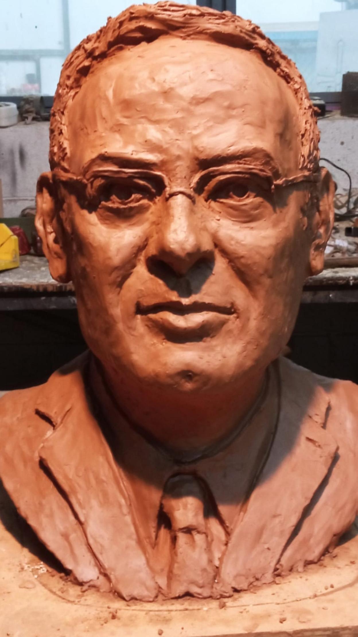 El busto que presidirá la nueva plaza, obra de Manolo Linares. 