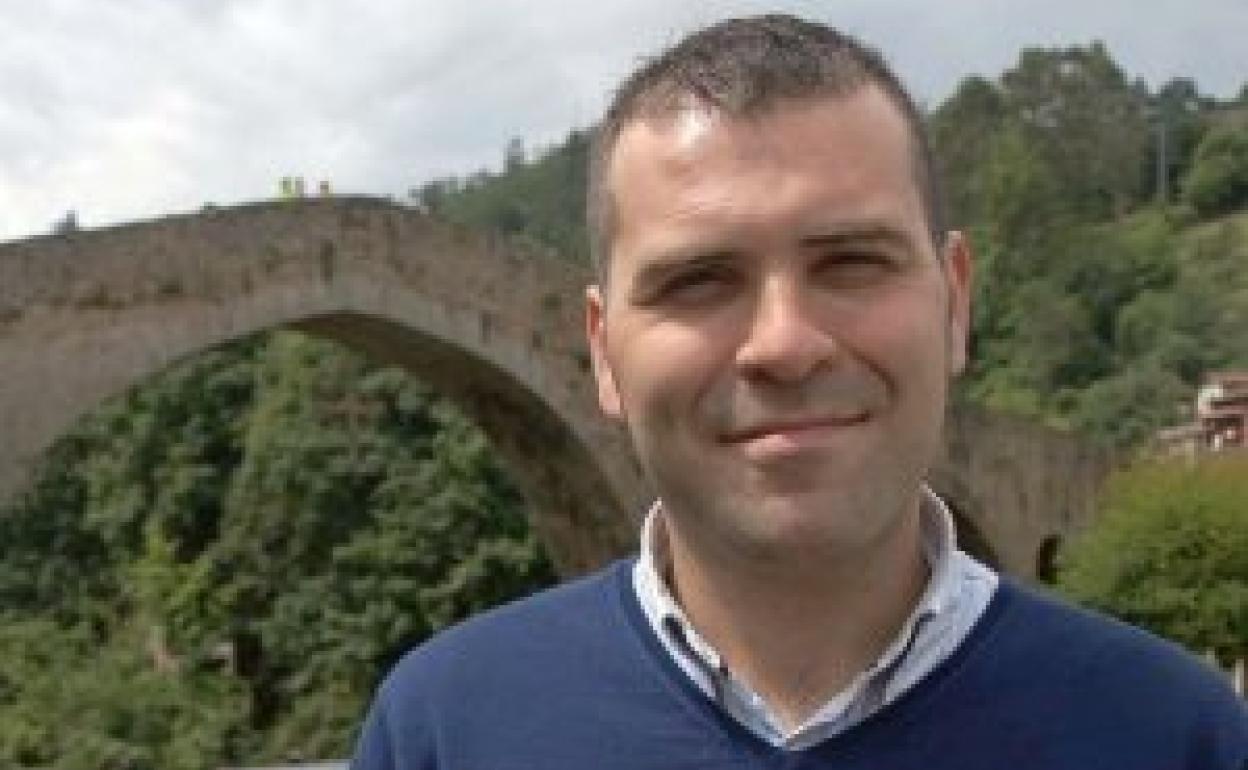 José Manuel González Castro, junto al Puente Romano de Cangas de Onís.