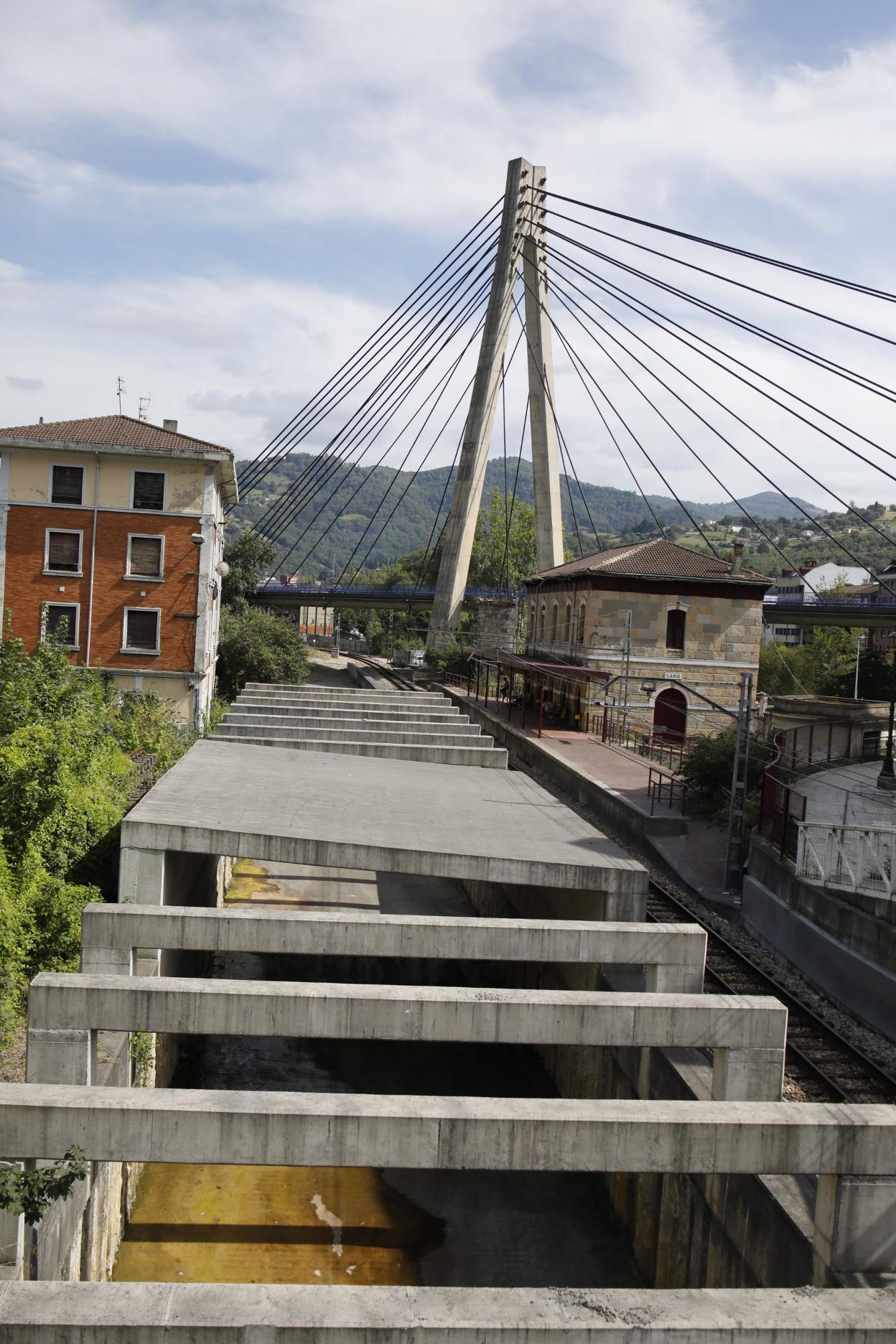 Tramo del soterramiento de Langreo, pendiente de las vías. 