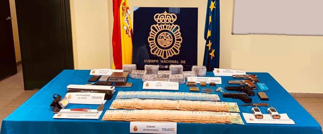 Material intervenido en la operación policial contra la venta de droga en Gijón. 