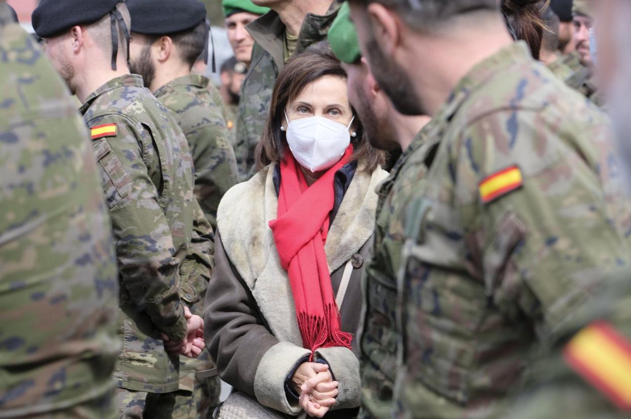 Margarita Robles pasa revista a las tropas en Letonia la pasada semana. 