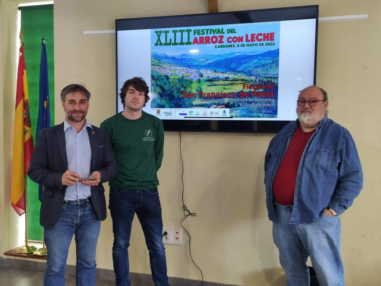 Gerardo Fabián, Pablo Monestina y Laureano Corrales, con el cartel del festival de Santos Monestina. 