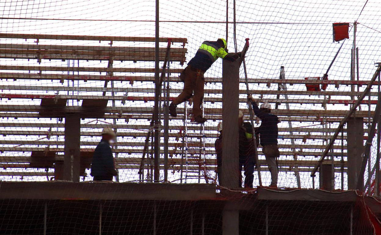 Un grupo de trabajadores, en un edificio en construcción. 