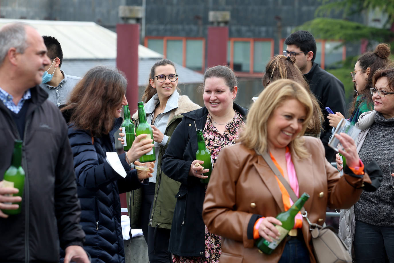 La Universidad de Oviedo ha mostrado su apoyo a la candidatura de la cultura sidrera asturiana como como Patrimonio Inmaterial de la Humanidad de la Unesco. Alumnos, docentes y equipo de Gobierno, incluido el rector, han participado en un escanciado masivo celebrado en los distintos campus universitarios. 
