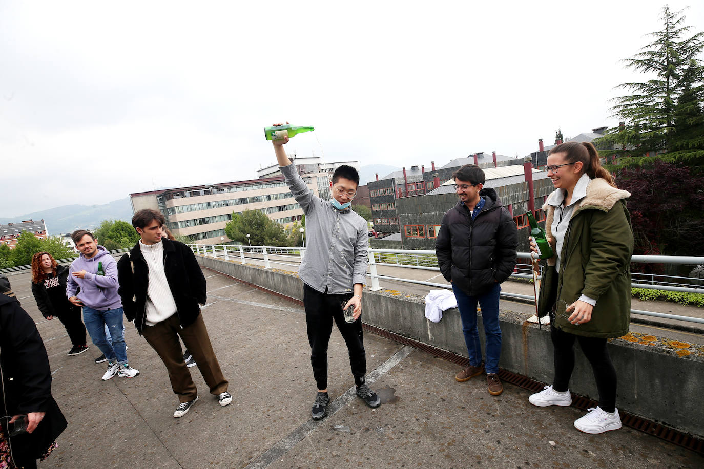 La Universidad de Oviedo ha mostrado su apoyo a la candidatura de la cultura sidrera asturiana como como Patrimonio Inmaterial de la Humanidad de la Unesco. Alumnos, docentes y equipo de Gobierno, incluido el rector, han participado en un escanciado masivo celebrado en los distintos campus universitarios. 
