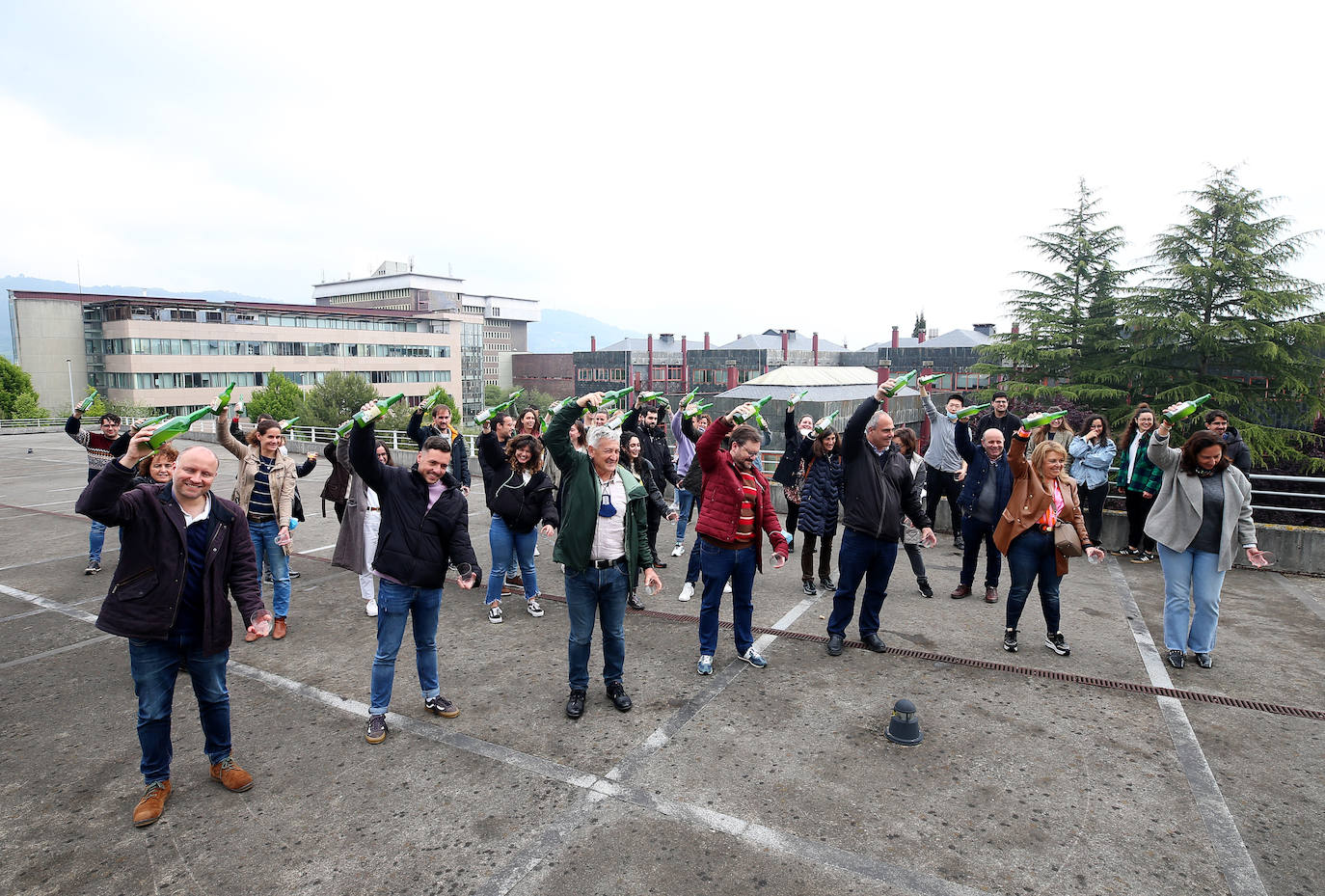 La Universidad de Oviedo ha mostrado su apoyo a la candidatura de la cultura sidrera asturiana como como Patrimonio Inmaterial de la Humanidad de la Unesco. Alumnos, docentes y equipo de Gobierno, incluido el rector, han participado en un escanciado masivo celebrado en los distintos campus universitarios. 