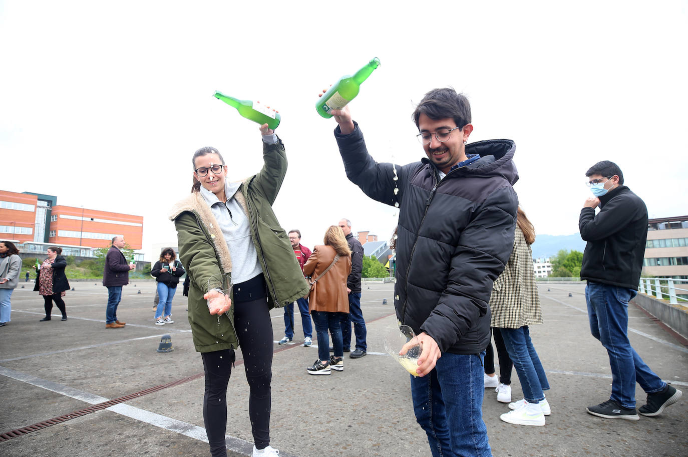 La Universidad de Oviedo ha mostrado su apoyo a la candidatura de la cultura sidrera asturiana como como Patrimonio Inmaterial de la Humanidad de la Unesco. Alumnos, docentes y equipo de Gobierno, incluido el rector, han participado en un escanciado masivo celebrado en los distintos campus universitarios. 