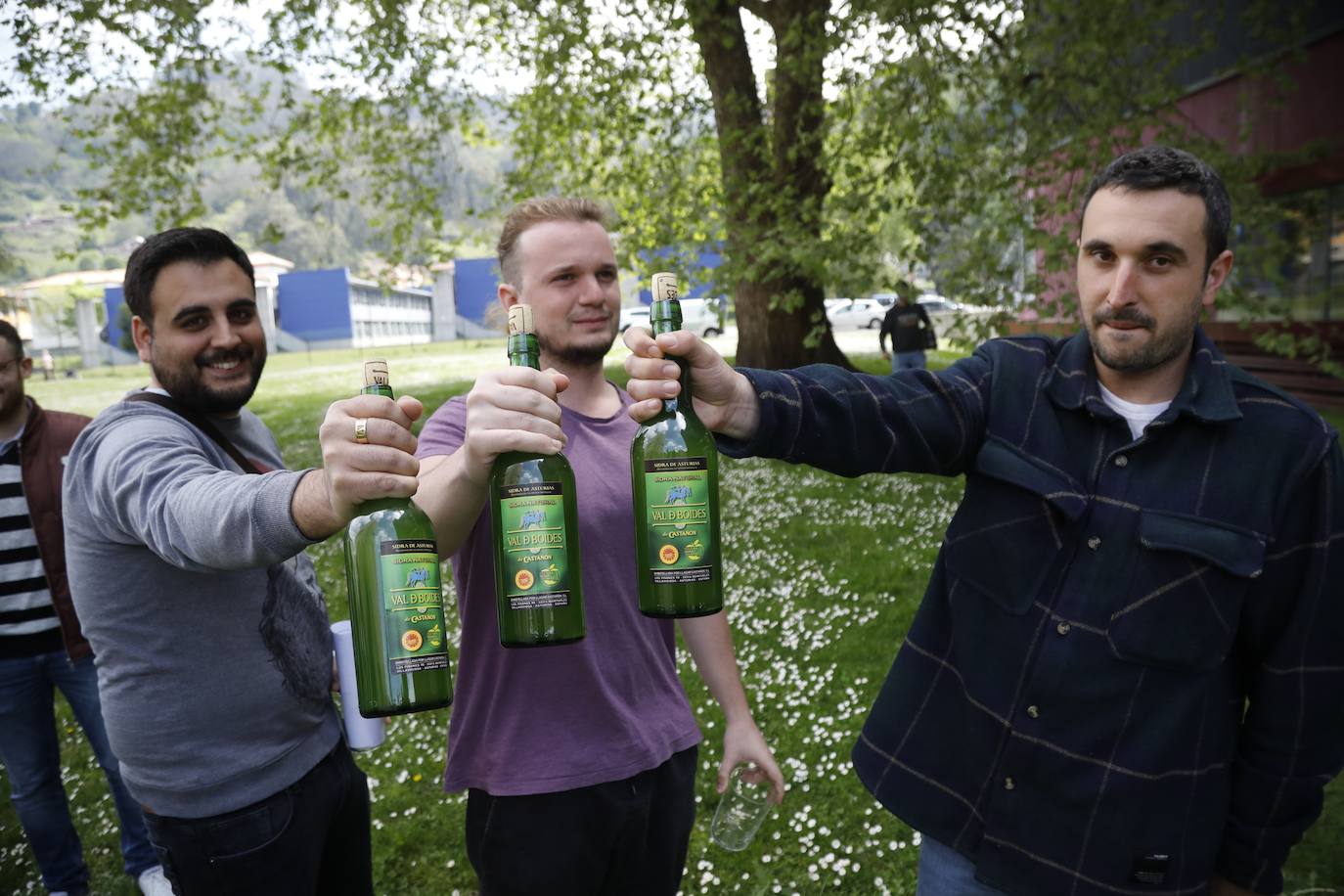 La Universidad de Oviedo ha mostrado su apoyo a la candidatura de la cultura sidrera asturiana como como Patrimonio Inmaterial de la Humanidad de la Unesco. Alumnos, docentes y equipo de Gobierno, incluido el rector, han participado en un escanciado masivo celebrado en los distintos campus universitarios. 