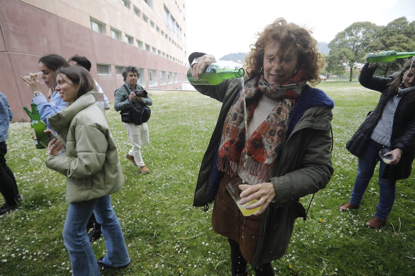 La Universidad de Oviedo ha mostrado su apoyo a la candidatura de la cultura sidrera asturiana como como Patrimonio Inmaterial de la Humanidad de la Unesco. Alumnos, docentes y equipo de Gobierno, incluido el rector, han participado en un escanciado masivo celebrado en los distintos campus universitarios. 