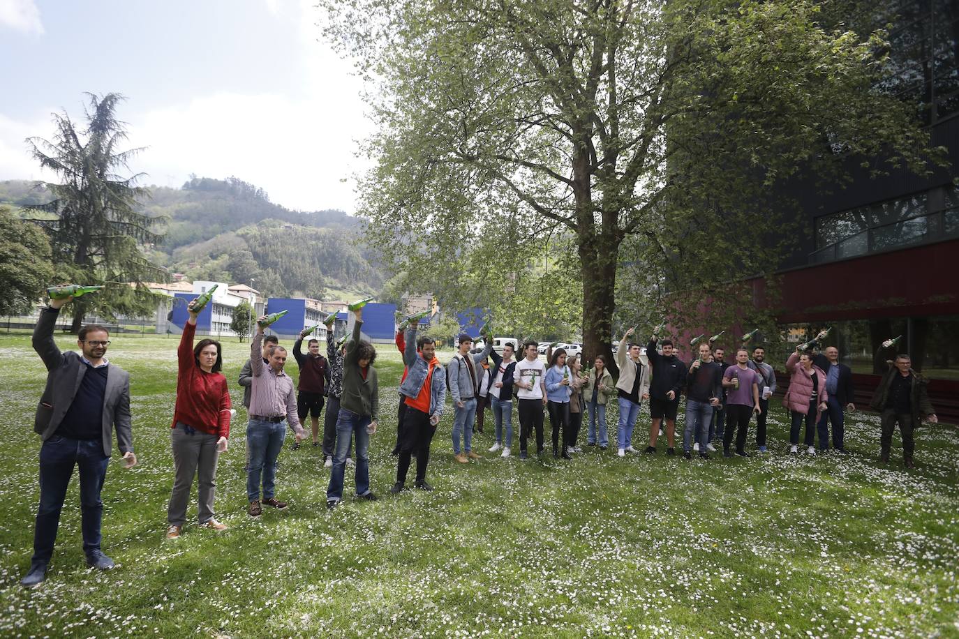 La Universidad de Oviedo ha mostrado su apoyo a la candidatura de la cultura sidrera asturiana como como Patrimonio Inmaterial de la Humanidad de la Unesco. Alumnos, docentes y equipo de Gobierno, incluido el rector, han participado en un escanciado masivo celebrado en los distintos campus universitarios. 