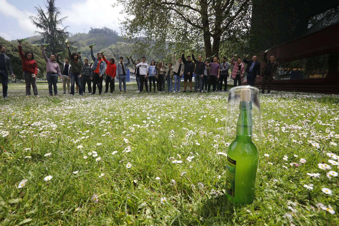 La Universidad de Oviedo ha mostrado su apoyo a la candidatura de la cultura sidrera asturiana como como Patrimonio Inmaterial de la Humanidad de la Unesco. Alumnos, docentes y equipo de Gobierno, incluido el rector, han participado en un escanciado masivo celebrado en los distintos campus universitarios. 