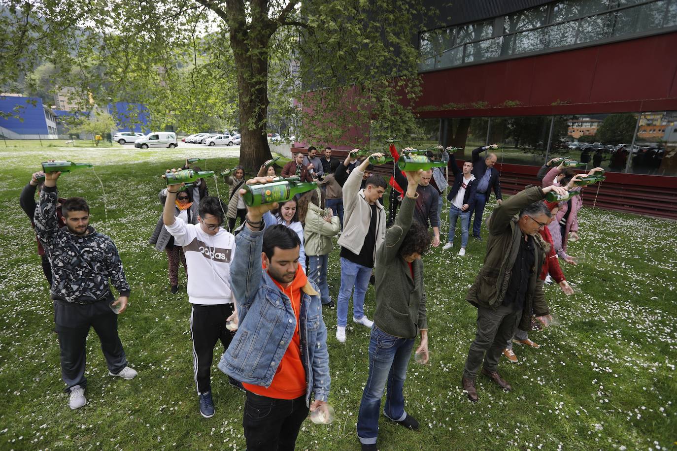 La Universidad de Oviedo ha mostrado su apoyo a la candidatura de la cultura sidrera asturiana como como Patrimonio Inmaterial de la Humanidad de la Unesco. Alumnos, docentes y equipo de Gobierno, incluido el rector, han participado en un escanciado masivo celebrado en los distintos campus universitarios. 