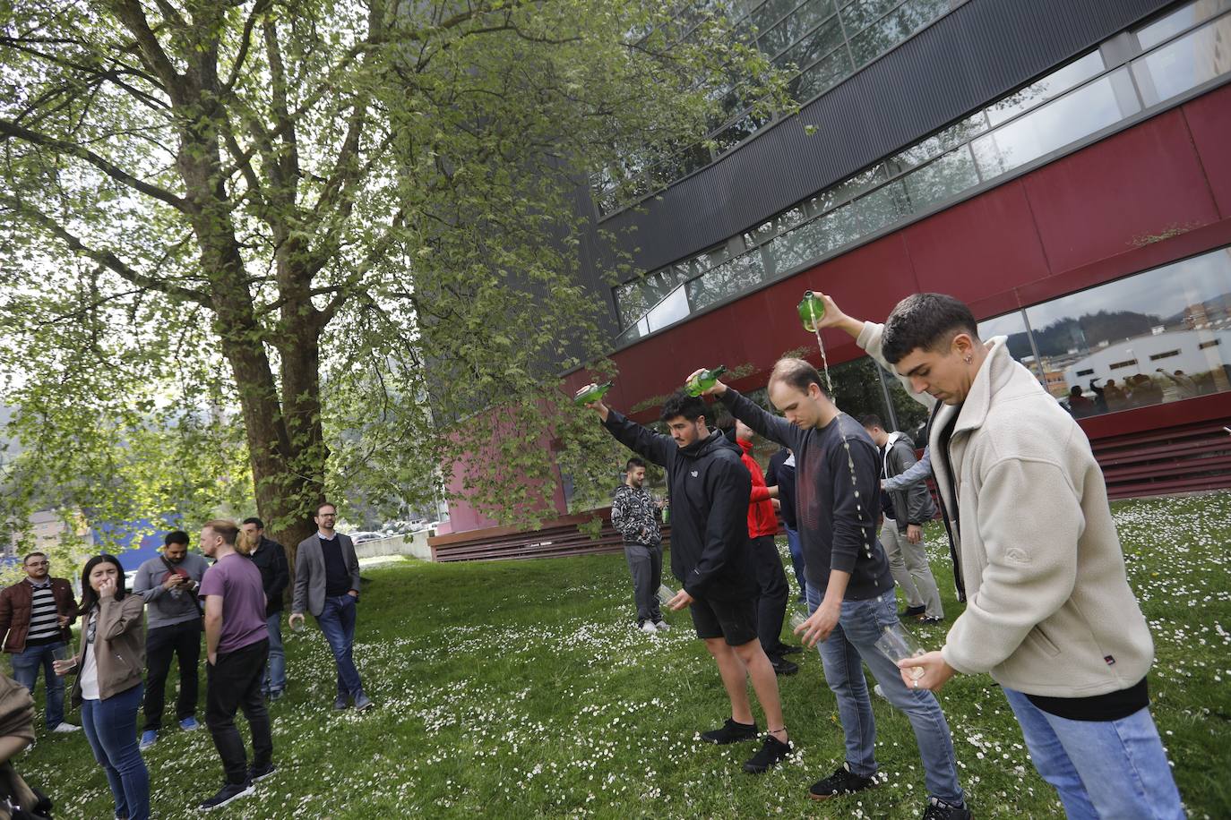 La Universidad de Oviedo ha mostrado su apoyo a la candidatura de la cultura sidrera asturiana como como Patrimonio Inmaterial de la Humanidad de la Unesco. Alumnos, docentes y equipo de Gobierno, incluido el rector, han participado en un escanciado masivo celebrado en los distintos campus universitarios. 