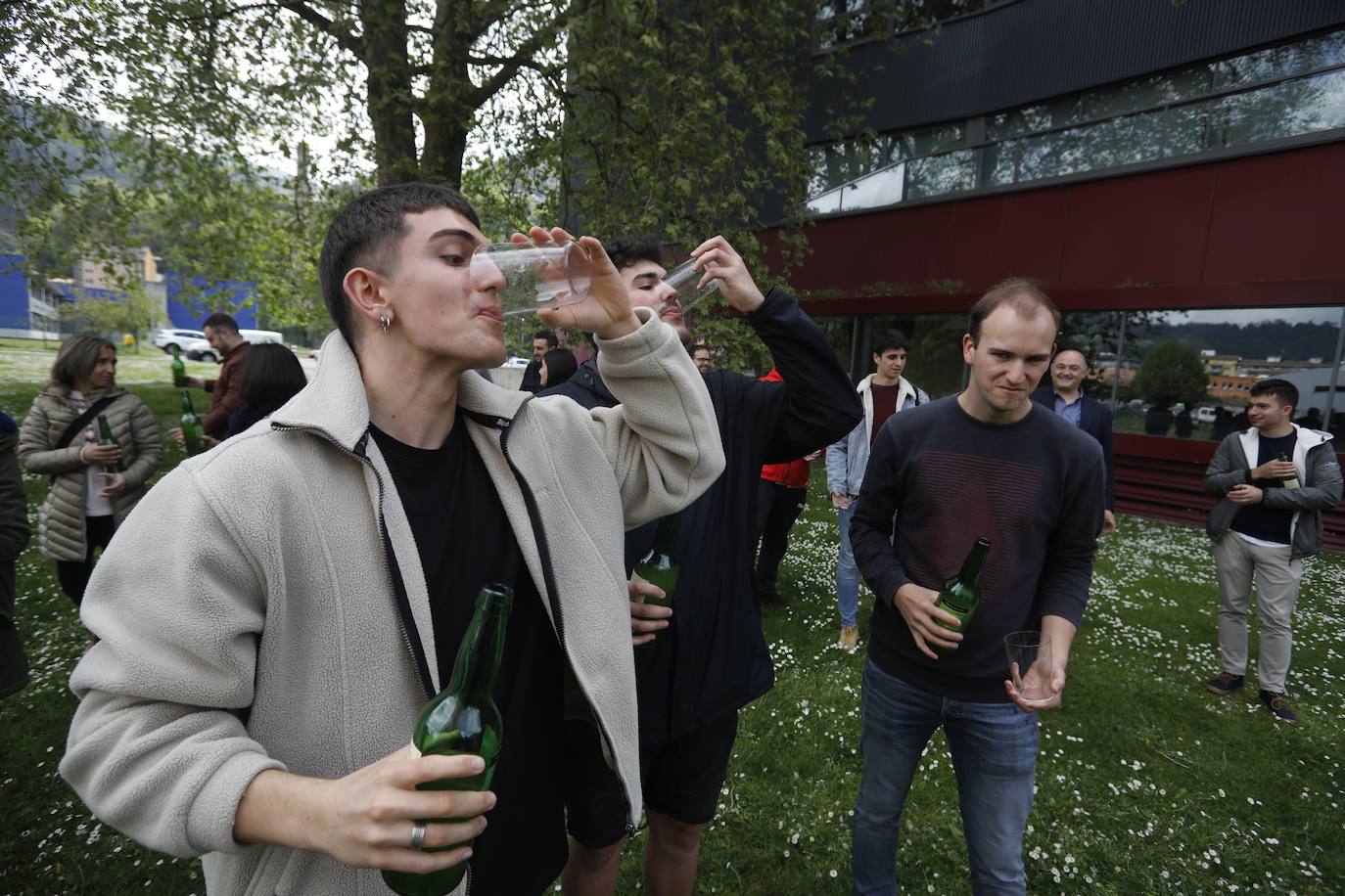 La Universidad de Oviedo ha mostrado su apoyo a la candidatura de la cultura sidrera asturiana como como Patrimonio Inmaterial de la Humanidad de la Unesco. Alumnos, docentes y equipo de Gobierno, incluido el rector, han participado en un escanciado masivo celebrado en los distintos campus universitarios. 