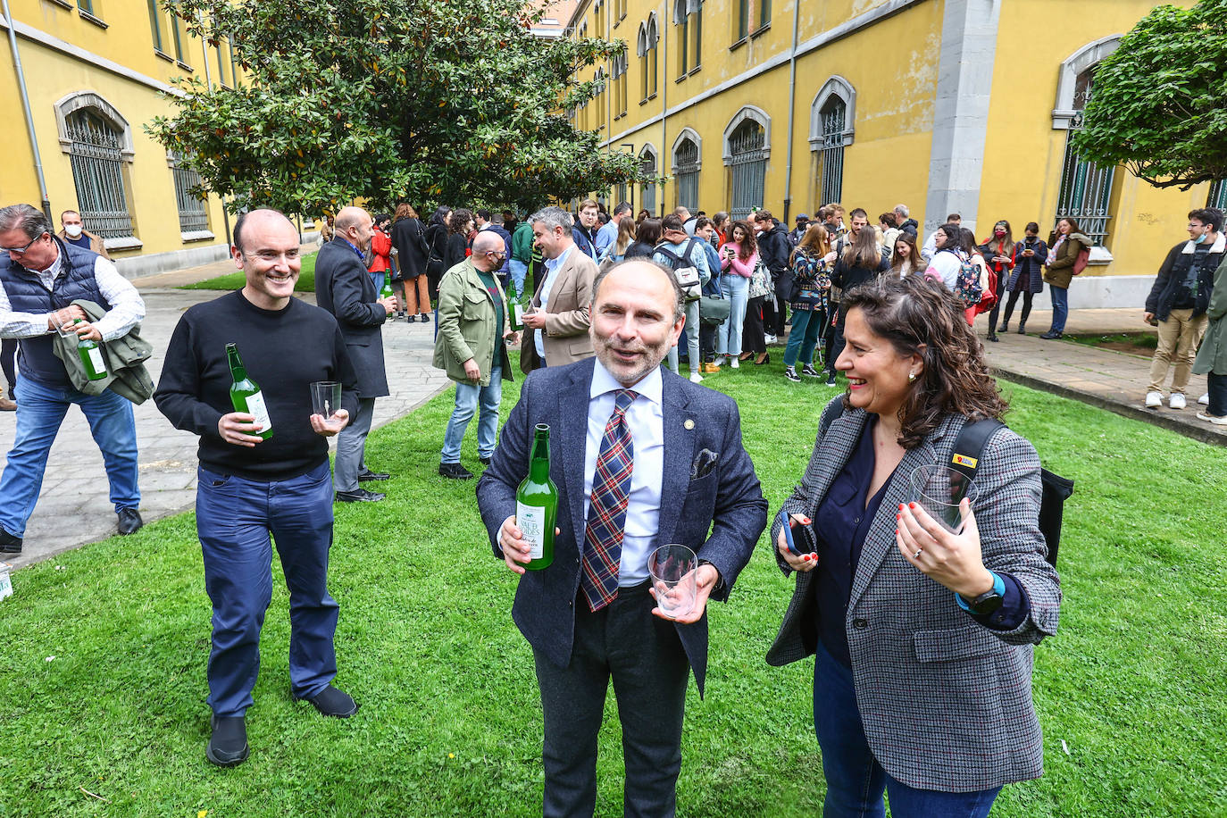La Universidad de Oviedo ha mostrado su apoyo a la candidatura de la cultura sidrera asturiana como como Patrimonio Inmaterial de la Humanidad de la Unesco. Alumnos, docentes y equipo de Gobierno, incluido el rector, han participado en un escanciado masivo celebrado en los distintos campus universitarios. 