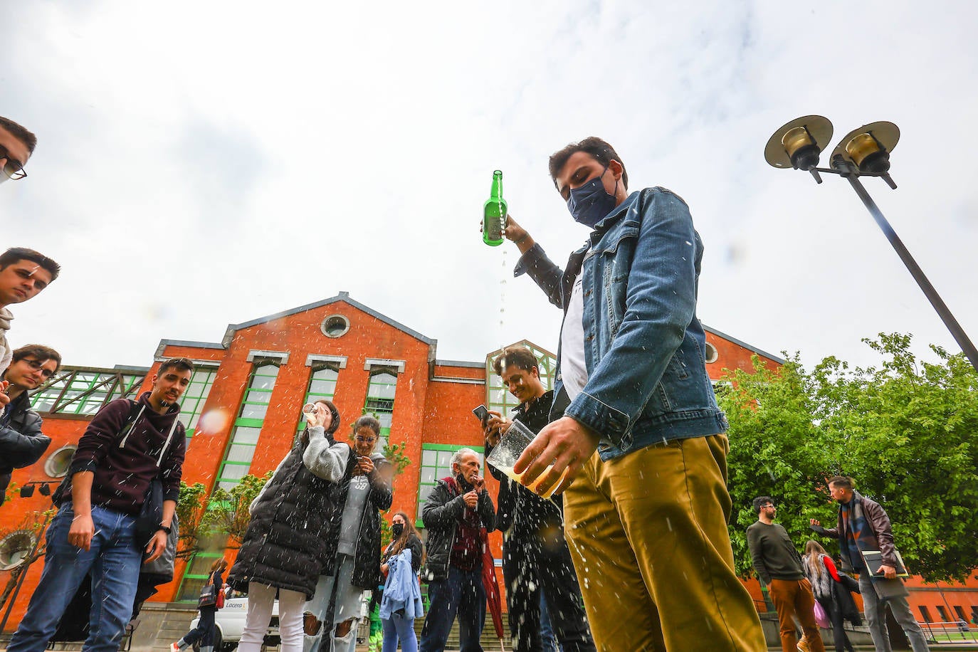La Universidad de Oviedo ha mostrado su apoyo a la candidatura de la cultura sidrera asturiana como como Patrimonio Inmaterial de la Humanidad de la Unesco. Alumnos, docentes y equipo de Gobierno, incluido el rector, han participado en un escanciado masivo celebrado en los distintos campus universitarios. 