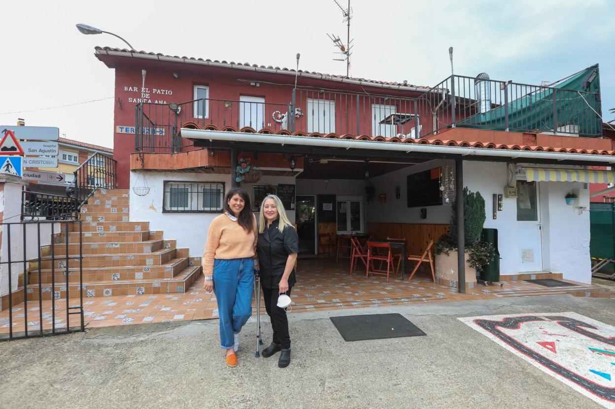 Ana Belén Mancebo y Adela García, ante el restaurante avilesino. 