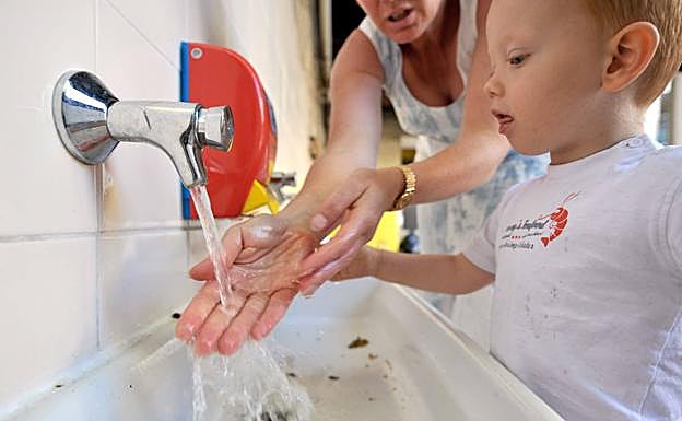 Para los niños un buen lavado de manos cobra más relevancia 