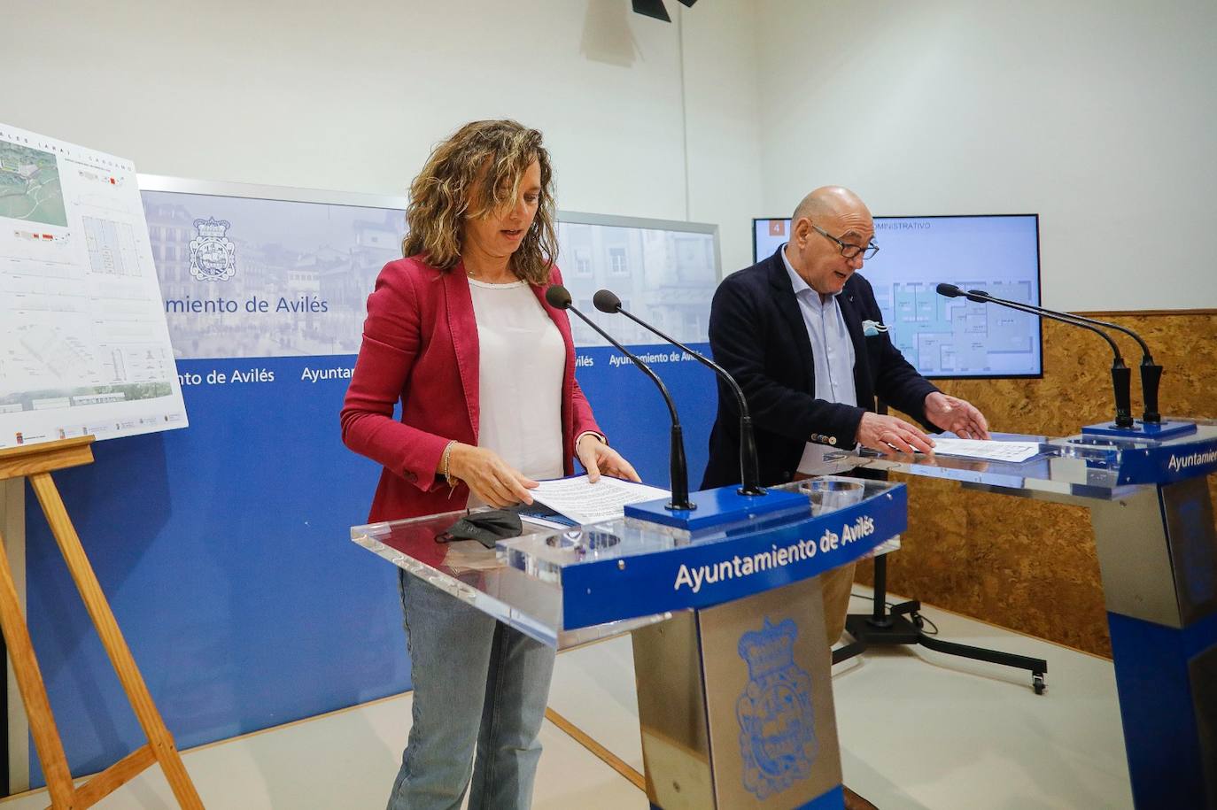 La alcaldesa de Candamo y el presidente del Consorcio Albergue de Animales firman el convenio, esta mañana, en el Ayuntamiento de Avilés. 