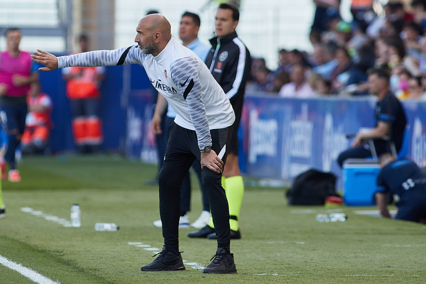 El equipo rojiblanco rescata un punto en el 'debut' de Abelardo, pero se queda a dos puntos de la promoción, tras la victoria de la Real B en Fuenlabrada