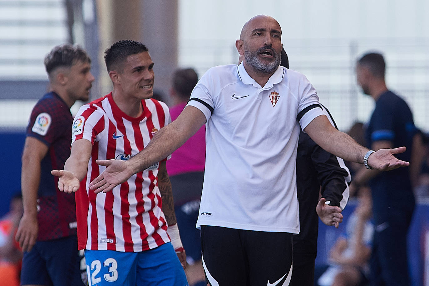 El equipo rojiblanco rescata un punto en el 'debut' de Abelardo, pero se queda a dos puntos de la promoción, tras la victoria de la Real B en Fuenlabrada