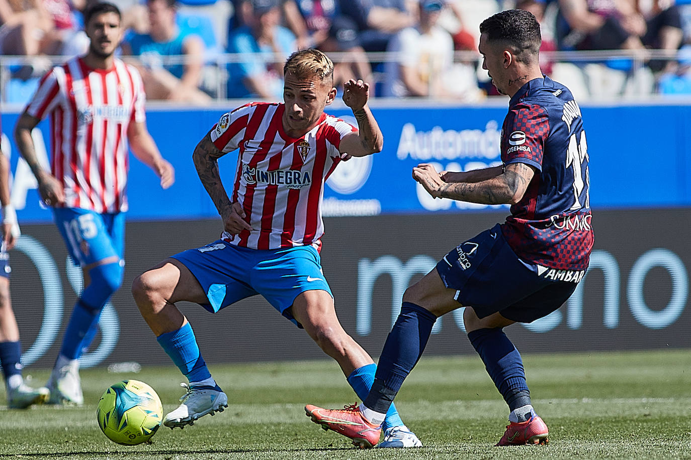 El equipo rojiblanco rescata un punto en el 'debut' de Abelardo, pero se queda a dos puntos de la promoción, tras la victoria de la Real B en Fuenlabrada