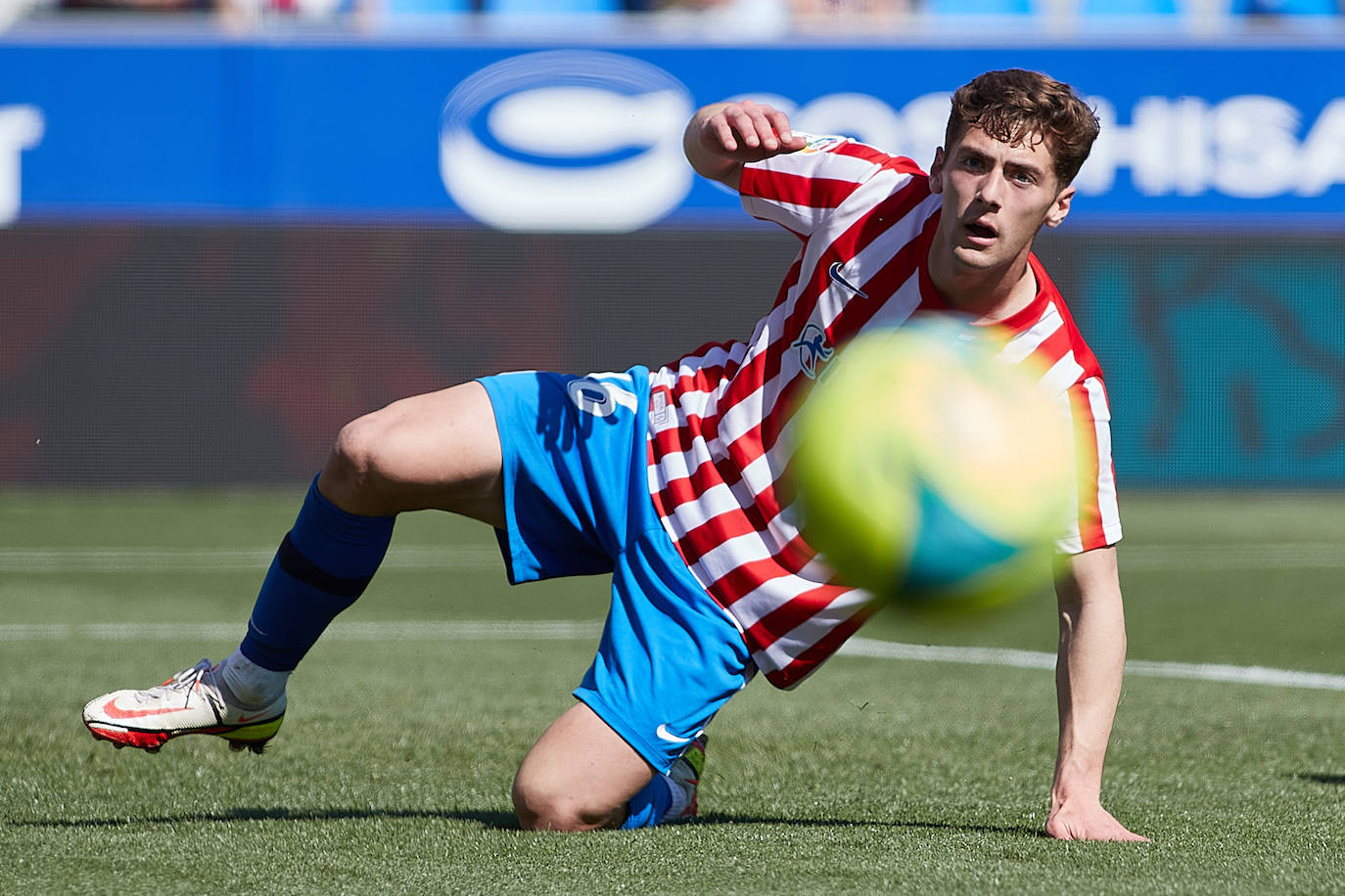 El equipo rojiblanco rescata un punto en el 'debut' de Abelardo, pero se queda a dos puntos de la promoción, tras la victoria de la Real B en Fuenlabrada