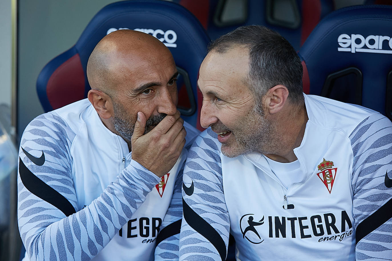 El equipo rojiblanco rescata un punto en el 'debut' de Abelardo, pero se queda a dos puntos de la promoción, tras la victoria de la Real B en Fuenlabrada