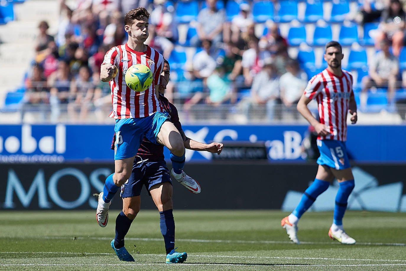 El equipo rojiblanco rescata un punto en el 'debut' de Abelardo, pero se queda a dos puntos de la promoción, tras la victoria de la Real B en Fuenlabrada