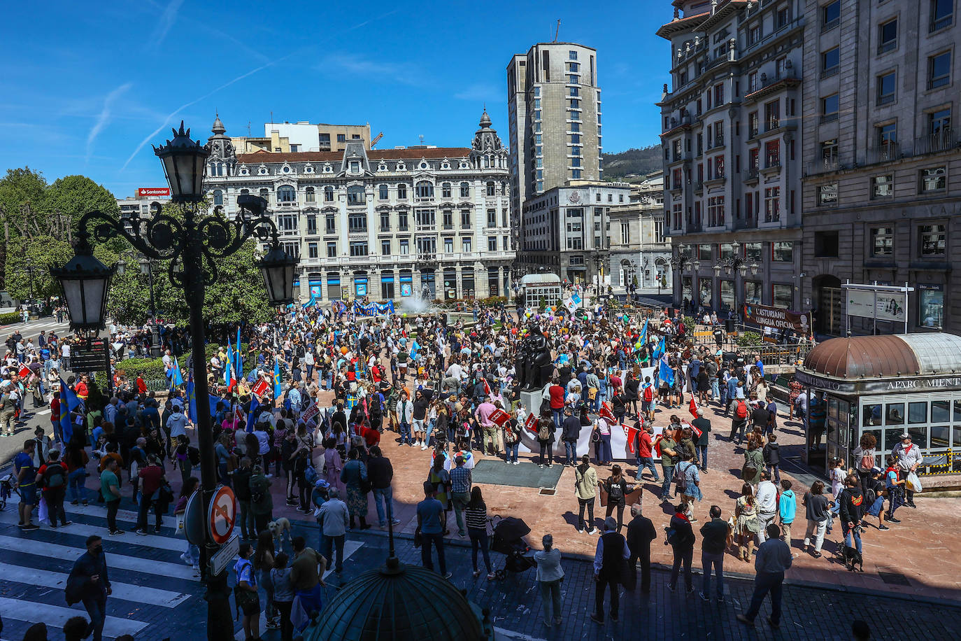 Más de dos mil personas claman por la oficialidad en Oviedo. Los partidos políticos presentes se dividieron entre aquellos que creen que habrá que esperar a la próxima legislatura y los que defienden que aún se está a tiempo