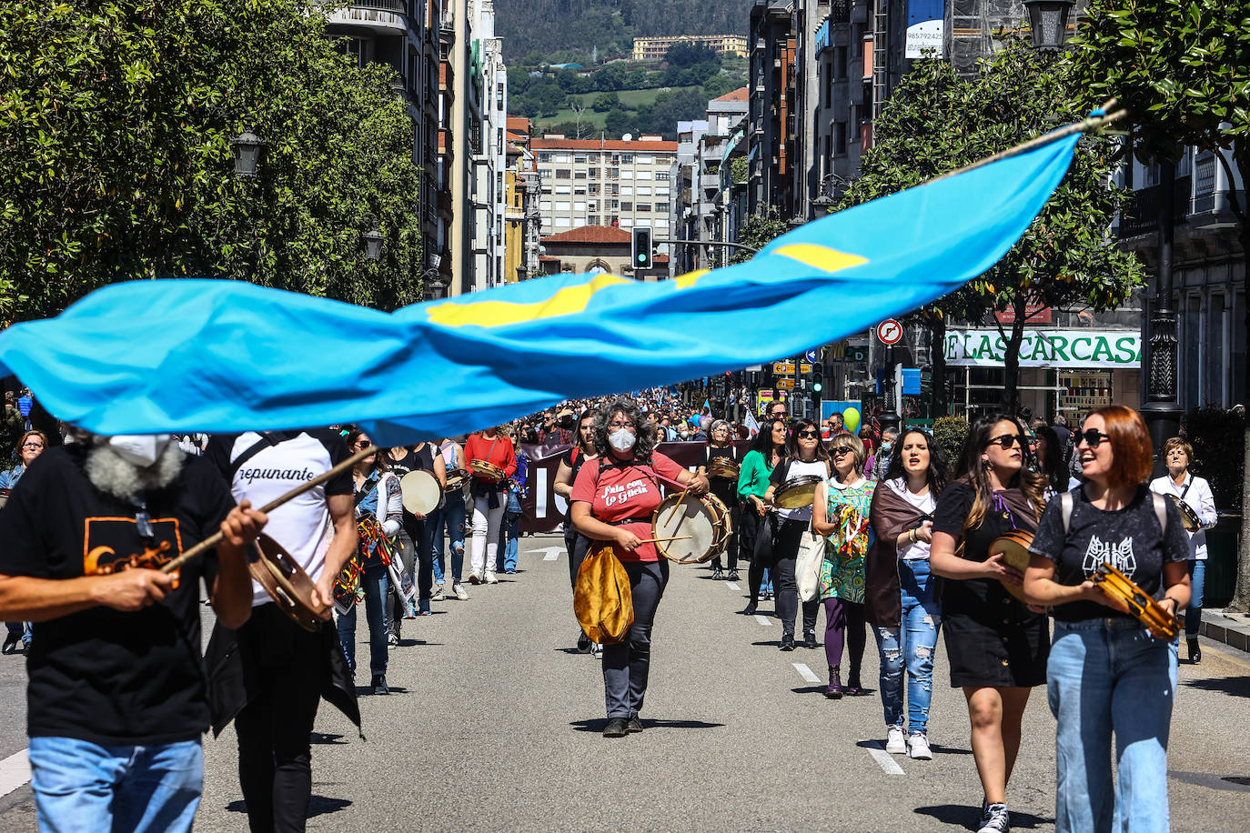 Más de dos mil personas claman por la oficialidad en Oviedo. Los partidos políticos presentes se dividieron entre aquellos que creen que habrá que esperar a la próxima legislatura y los que defienden que aún se está a tiempo