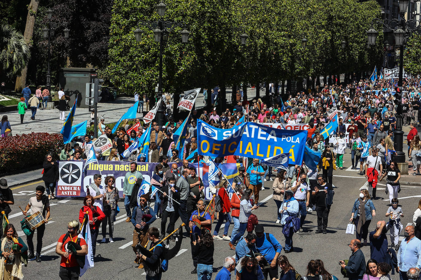 Más de dos mil personas claman por la oficialidad en Oviedo. Los partidos políticos presentes se dividieron entre aquellos que creen que habrá que esperar a la próxima legislatura y los que defienden que aún se está a tiempo